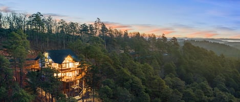 Beautiful mountain-side cabin in the pines!