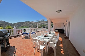 South west facing terrace with a size of 9 0 Sqm