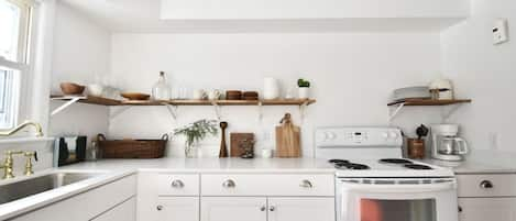 Love this retro kitchen, kitchen is the heart of a home