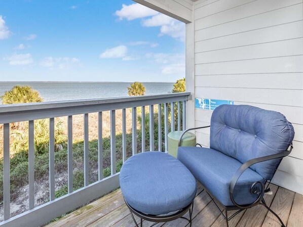 Beachfront Balcony - watch the ships come in!
