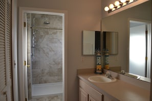 Fantastic en-suite with shower facilities