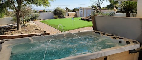 Pool/spa and putting green