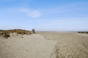 400 steps to Bank Street Beach - 25 Bank Street Unit #2 Harwich Port - New England Vacation Rentals- Harwich Port -Cape Cod- New England Vacation Rentals