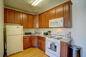 Kitchen cabinets, appliances and countertops