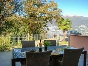 Ciel, Plante, Propriété, Table, Meubles, Bâtiment, La Nature, Ombre, Chaise, Mobilier De Jardin