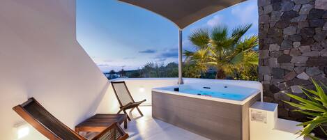 Outdoor spa tub