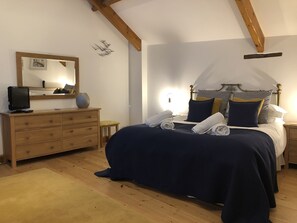 Bedroom with kingsize bed