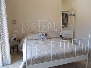 HUGE DOUBLE BEDROOM (172ft²)