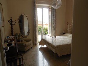 HUGE DOUBLE BEDROOM (172ft²)