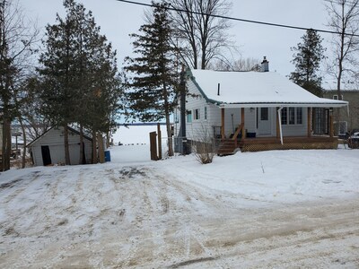 Beautiful Waterfront Cottage with a Sunset Lakeview 1 Hour from Toronto