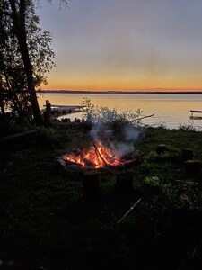 Beautiful Waterfront Cottage with a Sunset Lakeview 1 Hour from Toronto