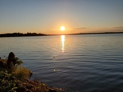 Beautiful Waterfront Cottage with a Sunset Lakeview 1 Hour from Toronto