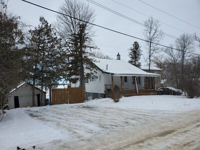 Beautiful Waterfront Cottage with a Sunset Lakeview 1 Hour from Toronto