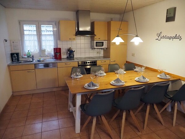 Große Ferienwohnung****, 120qm, 4 Schlafzimmer, max. 10 Personen (8 Erw.)-Küche und Esszimmer