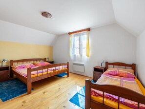 Tabelle, Möbel, Fenster, Gebäude, Komfort, Bettrahmen, Holz, Kissen, Wohnzimmer, Haus