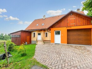 Nuage, Ciel, Plante, Propriété, Bâtiment, Fenêtre, Arbre, Porte, Bois, Maison