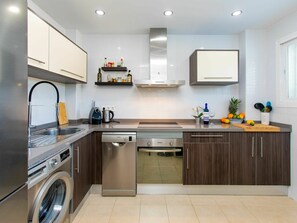 Spüle, Cabinetry, Zapfhahn, Sinken, Eigentum, Countertop, Herd, Küche, Haushaltsgerät, Armatur