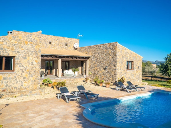 L'Eau, Ciel, Plante, Propriété, Bâtiment, Fenêtre, Bleu, Ombre, Piscine, Mobilier De Jardin