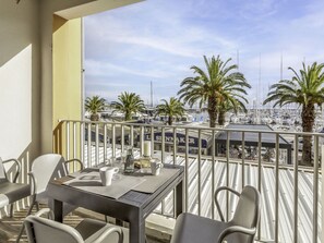 Ciel, Meubles, Table, Propriété, Nuage, Chaise, Design Intérieur, Arbre, Mobilier De Jardin, Arecales