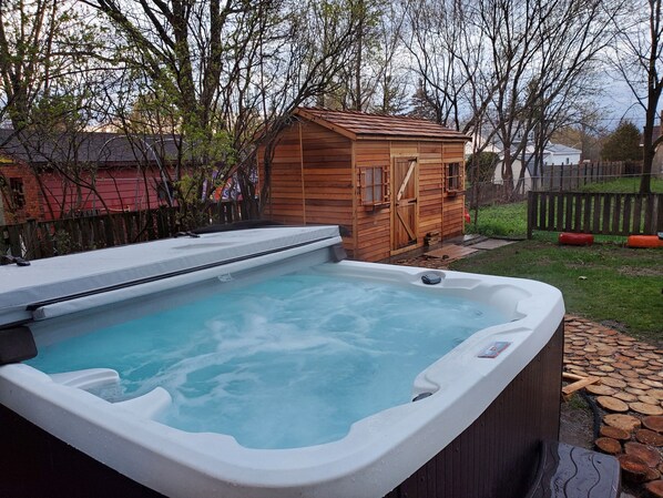 Outdoor spa tub