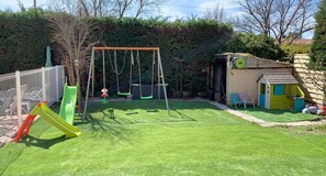 Jardin plein sud avec aire de jeux pour enfant 