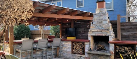 Fully enclosed backyard, private use of this amazing bar/fireplace!