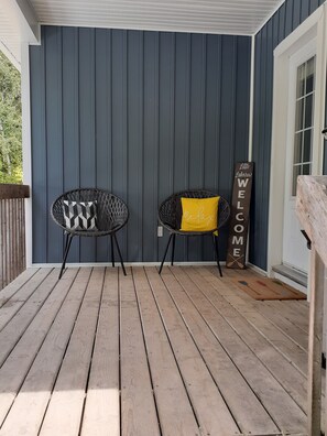 Cozy sitting area on the spacious front deck 