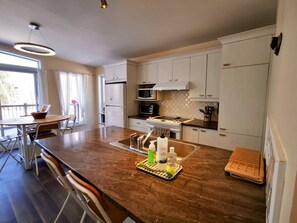 Fully equipped cottage kitchen and eating area