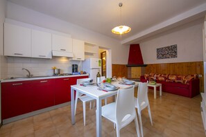 Le salon avec la table à manger