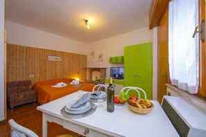 Das Studio-Apartment mit Doppelbett, Esstisch und TV