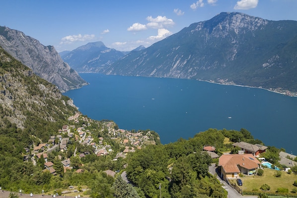 Der Blick auf den Gardasee von der Residence Secrel