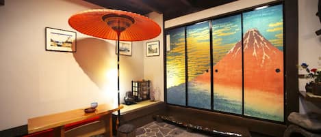 When you enter the entrance, you will be greeted by a fusuma sliding door that reproduces the famous "Fine Wind, Clear Morning (Red Fuji)" of Nodate's tea ceremony and Katsushika Hokusai.