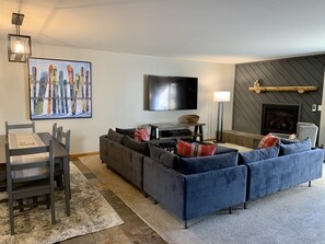 Comfy sectional, 70" Smart TV, Gas Fireplace + 6 person dining!