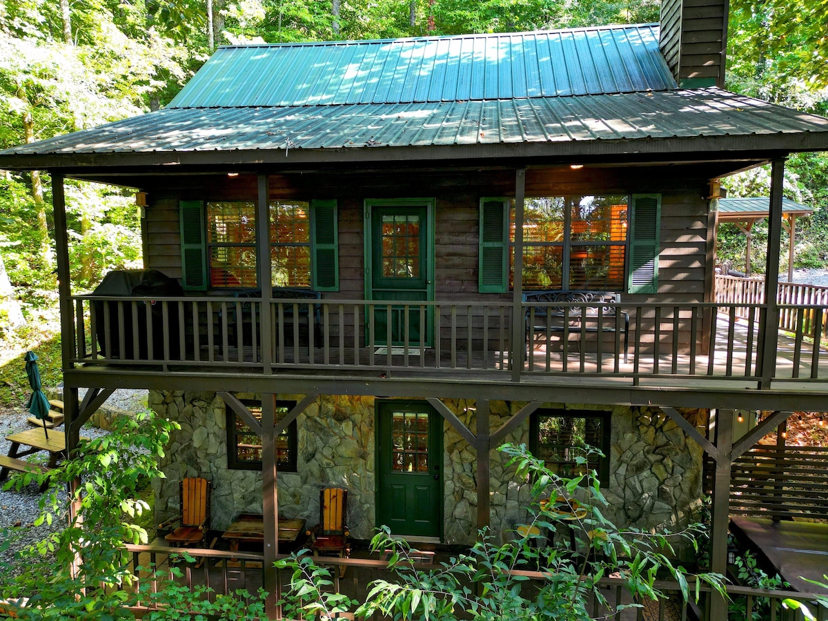 Bear Bottoms with Fireplace & Hot Tub