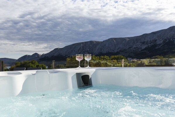 Outdoor spa tub
