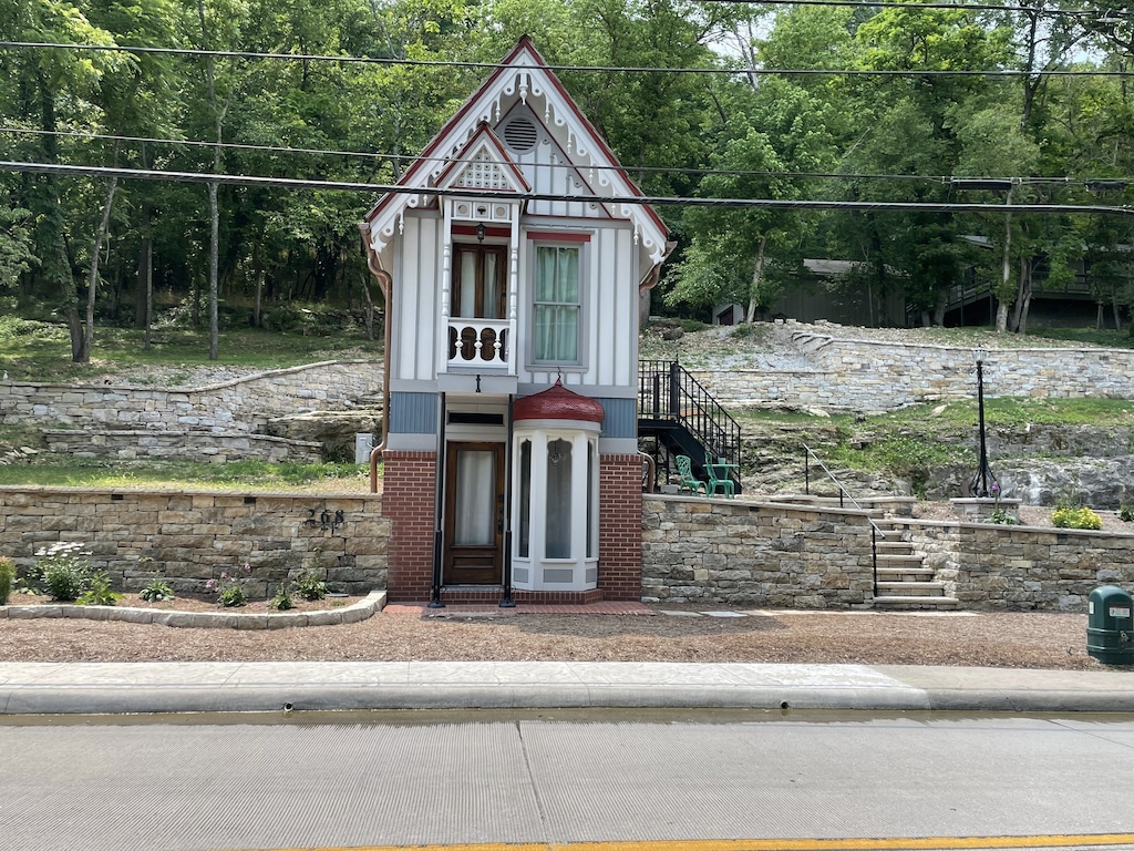 HIstoric Tiny House Down on Main Street! Eureka Springs Historic  District