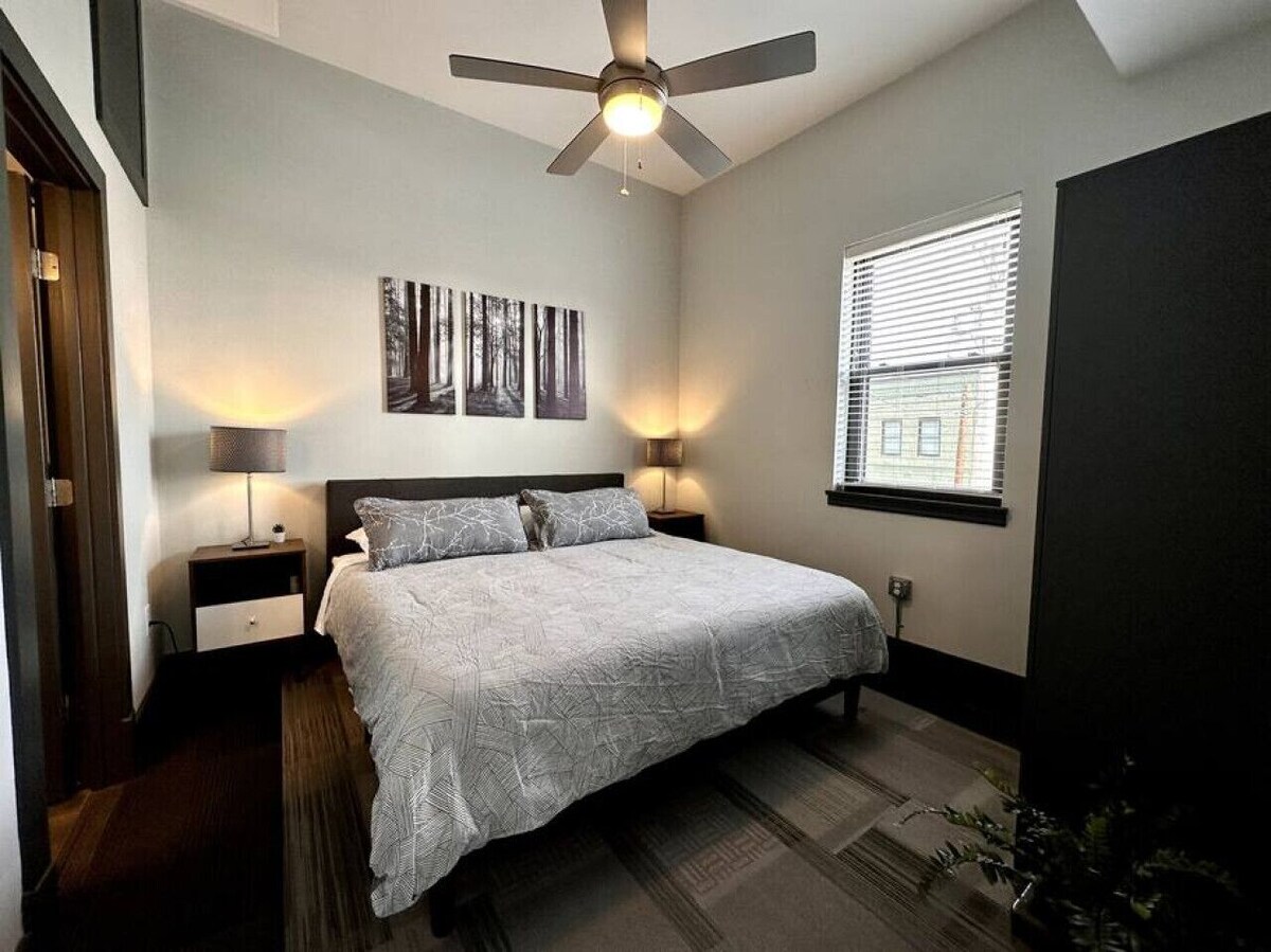 Downtown Luxe Loft: King Bed, Artsy & Brewery Walk