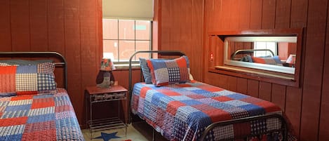Patriotic bunkroom with 4 twin sized beds