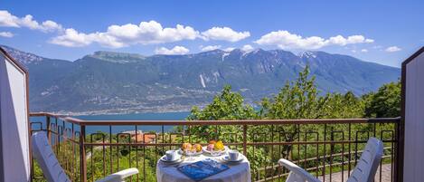 Der Balkon mit Blick auf den See und die Berge