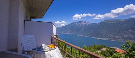 Der Balkon mit Blick auf den See und die Berge