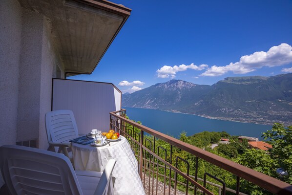 Der Balkon mit Blick auf den See und die Berge