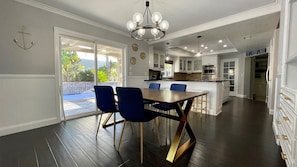 Dining Area w/ Breakfast Bar