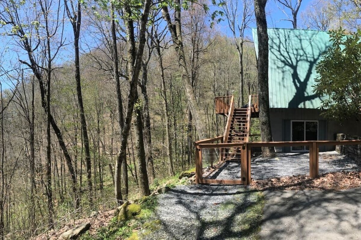 This cabin is a 2 bedroom(s), 1 bathrooms, located in Mars Hill, NC.