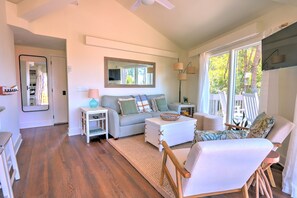 Living Room with outstanding sound views and Smart TV/Cable!