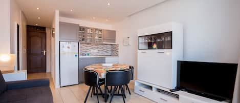 Refurbished in 2017, enjoy modern and neat apartment. 