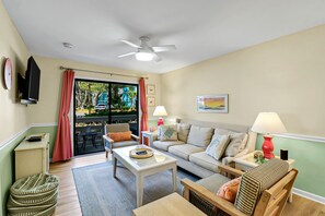 Fiddlers Cove 10B - Living Area