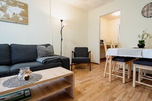 Ferienwohnung "Family" für 4 Personen (1 Aufbettung möglich)-Wohnraum mit gemütlicher Sitzecke und TV