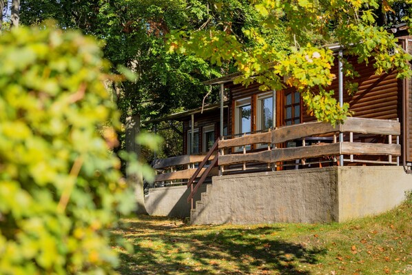 Ferienwohnung "Family" für 4 Personen (1 Aufbettung möglich)-Außenansicht mit Terrasse