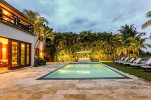 Golf front villa with service staff, private pool and in-room hot tubs (3806)