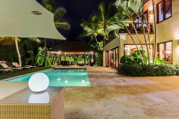 Golf front villa with service staff, private pool and in-room hot tubs (3804)